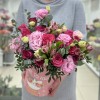 Нежная эустома с розами в коробке