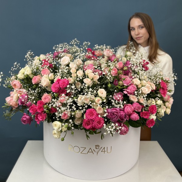 51 кустовая и пионовидная Роза с Гипсофилой в коробке нежный MIX