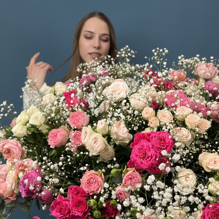 51 кустовая и пионовидная Роза с Гипсофилой в коробке нежный MIX