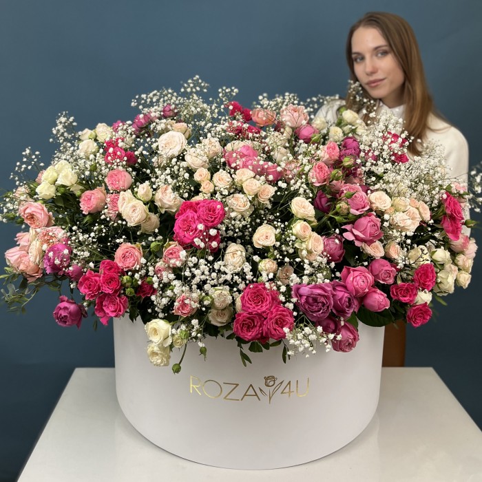 51 кустовая и пионовидная Роза с Гипсофилой в коробке нежный MIX