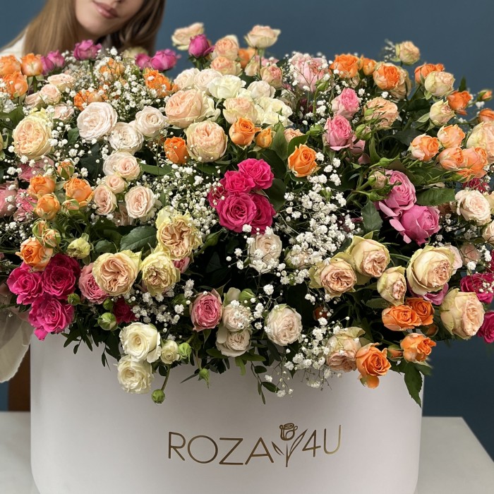 51 кустовая и пионовидная Роза с Гипсофилой в коробке яркий MIX