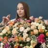 51 кустовая и пионовидная Роза с Гипсофилой в коробке яркий MIX
