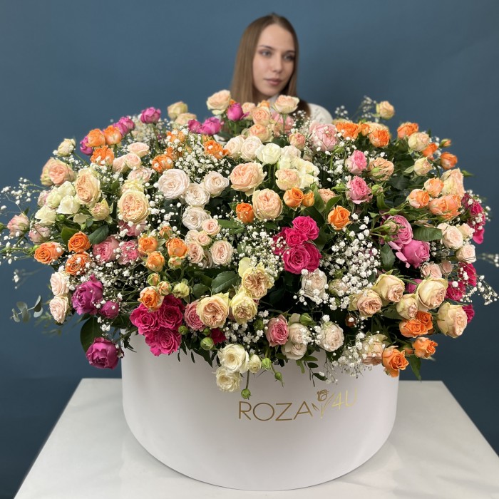 51 кустовая и пионовидная Роза с Гипсофилой в коробке яркий MIX