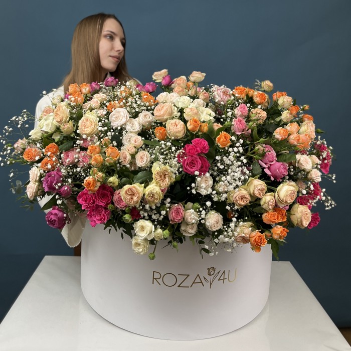 51 кустовая и пионовидная Роза с Гипсофилой в коробке яркий MIX