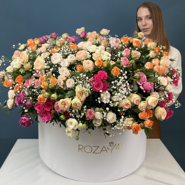 51 кустовая и пионовидная Роза с Гипсофилой в коробке яркий MIX