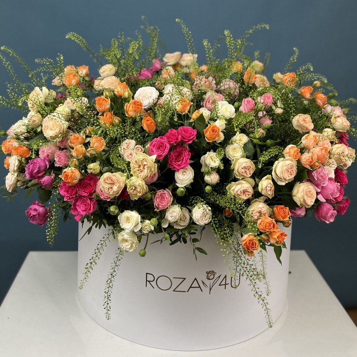 51 кустовая и пионовидная Роза с Грин Белл в коробке нежный MIX