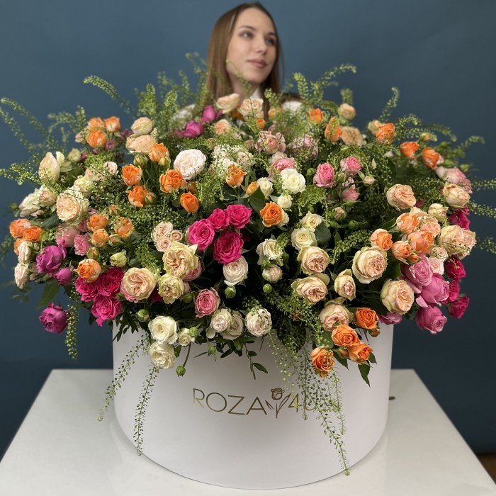 51 кустовая и пионовидная Роза с Грин Белл в коробке нежный MIX