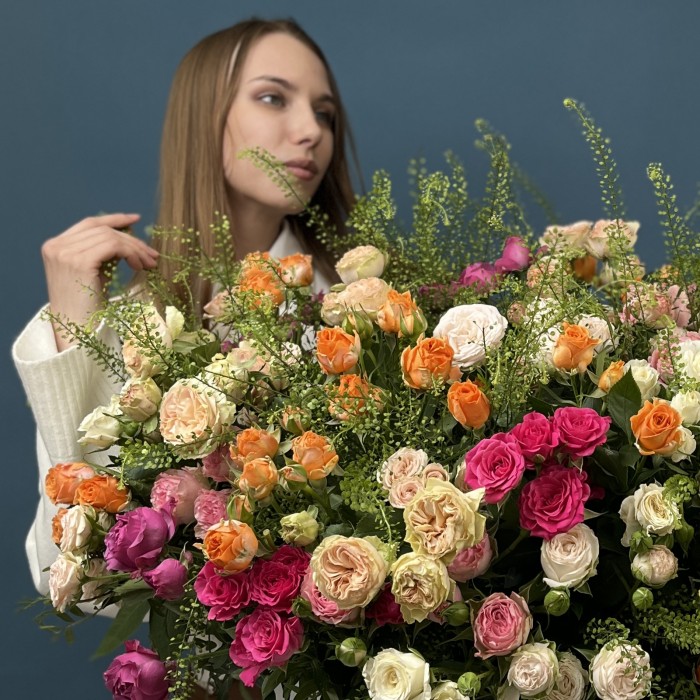 51 кустовая и пионовидная Роза с Грин Белл в коробке нежный MIX