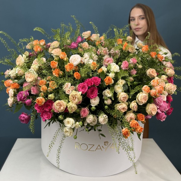 51 кустовая и пионовидная Роза с Грин Белл в коробке нежный MIX