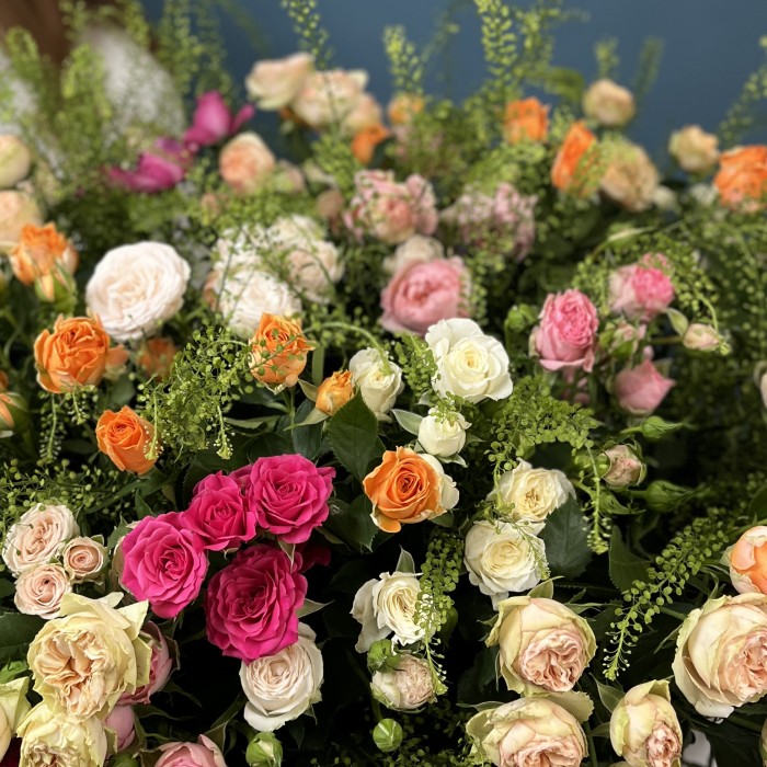 51 кустовая и пионовидная Роза с Грин Белл в коробке нежный MIX