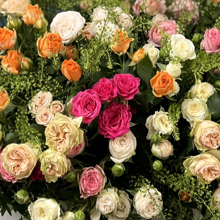 51 кустовая и пионовидная Роза с Грин Белл в коробке нежный MIX