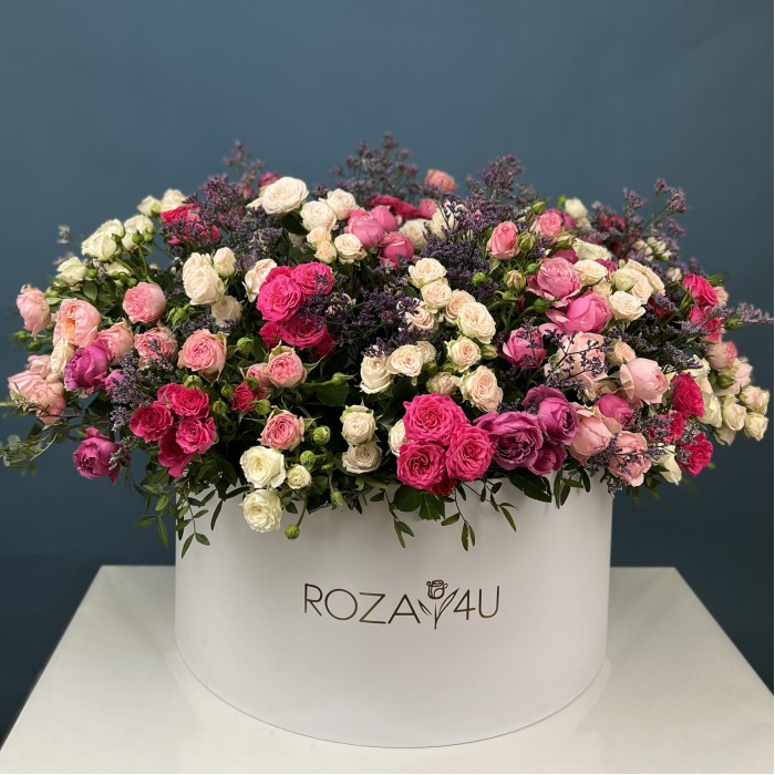 51 кустовая и пионовидная Роза с Лимониумом в коробке нежный MIX