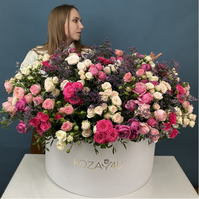 51 кустовая и пионовидная Роза с Лимониумом в коробке нежный MIX