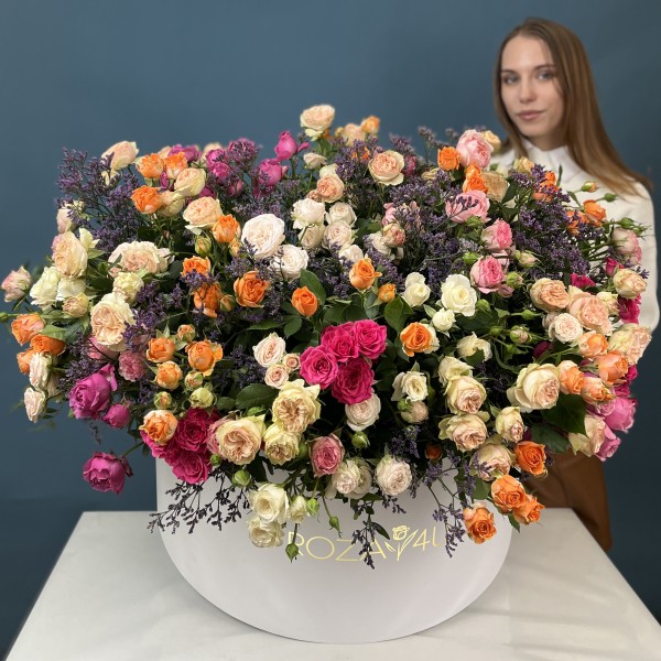 51 кустовая и пионовидная Роза с Лимониумом в коробке яркий MIX