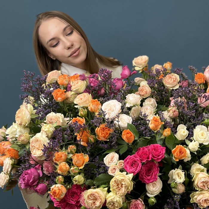 51 кустовая и пионовидная Роза с Лимониумом в коробке яркий MIX