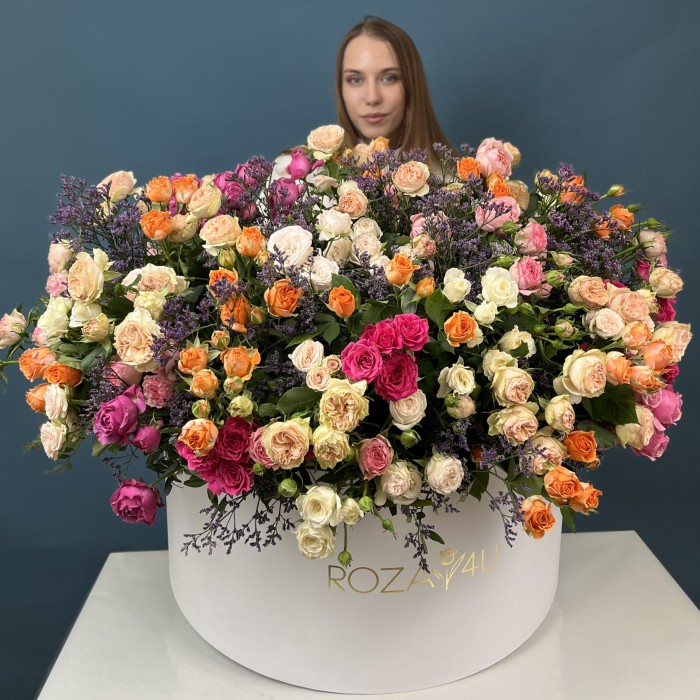 51 кустовая и пионовидная Роза с Лимониумом в коробке яркий MIX