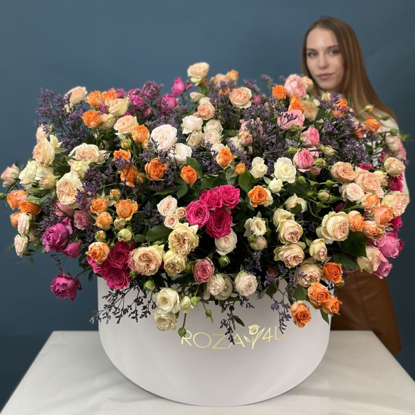 51 кустовая и пионовидная Роза с Лимониумом в коробке нежный MIX