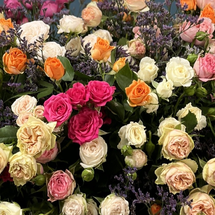 51 кустовая и пионовидная Роза с Лимониумом в коробке яркий MIX