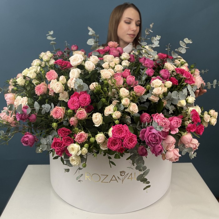 51 кустовая и пионовидная Роза в большой коробке нежный MIX