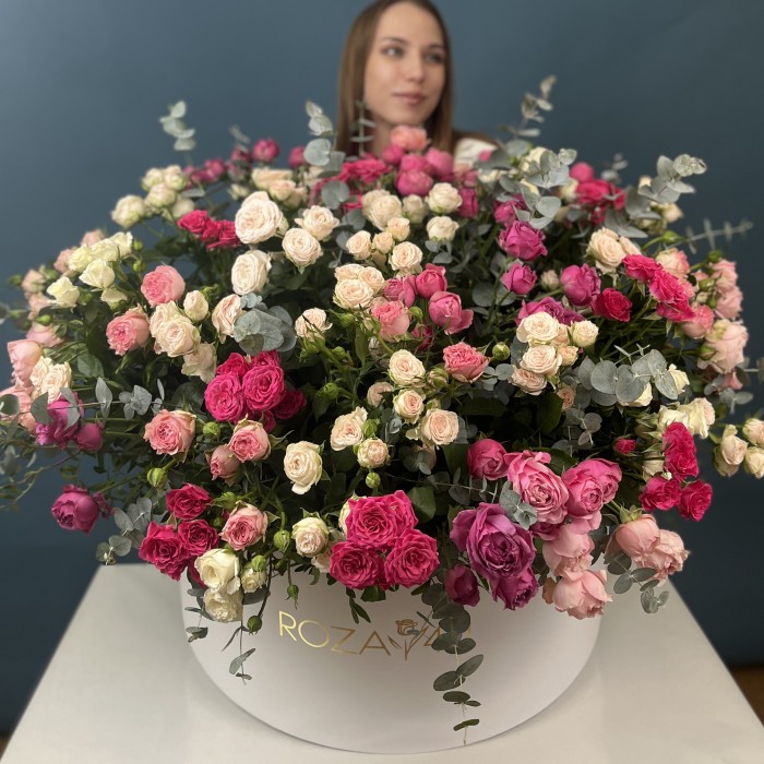 51 кустовая и пионовидная Роза в большой коробке нежный MIX