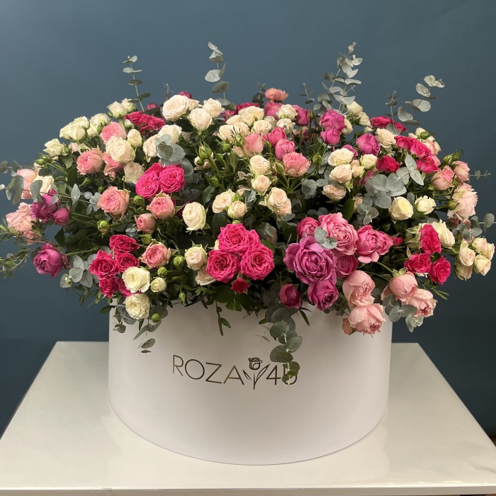 51 кустовая и пионовидная Роза в большой коробке нежный MIX