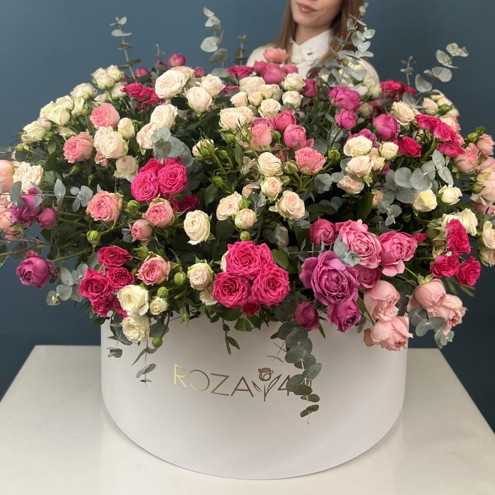 51 кустовая и пионовидная Роза в большой коробке нежный MIX