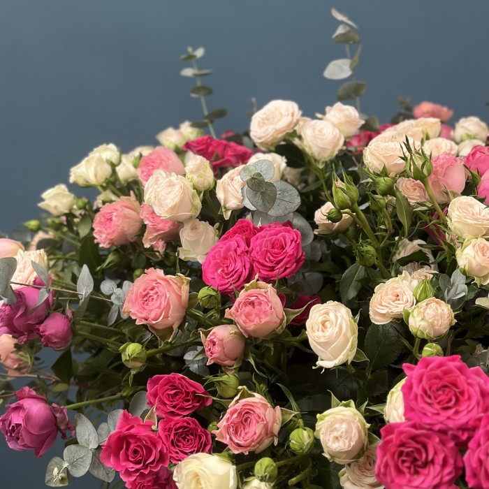 51 кустовая и пионовидная Роза в большой коробке нежный MIX