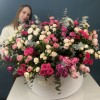 51 кустовая и пионовидная Роза в большой коробке нежный MIX