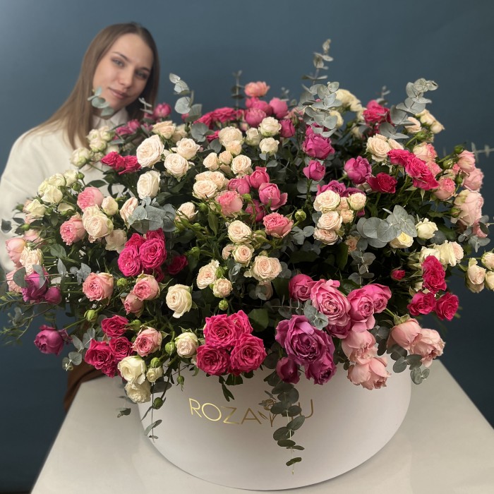 51 кустовая и пионовидная Роза в большой коробке нежный MIX