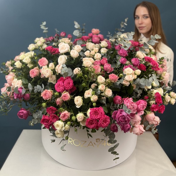 51 кустовая и пионовидная Роза в большой коробке нежный MIX