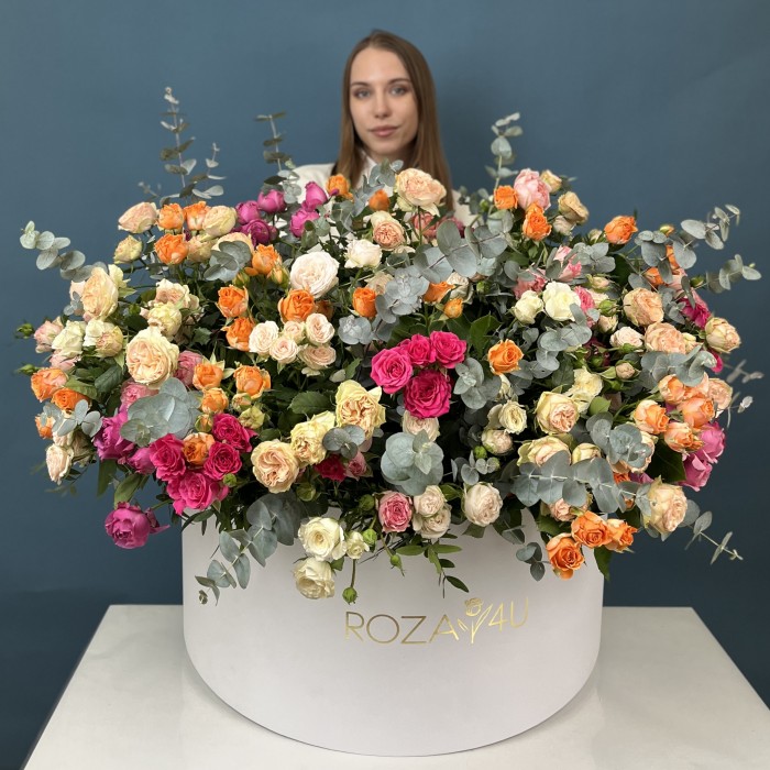 51 кустовая и пионовидная Роза в большой коробке яркий MIX