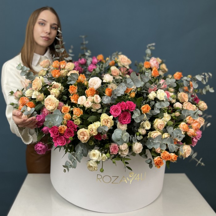 51 кустовая и пионовидная Роза в большой коробке яркий MIX