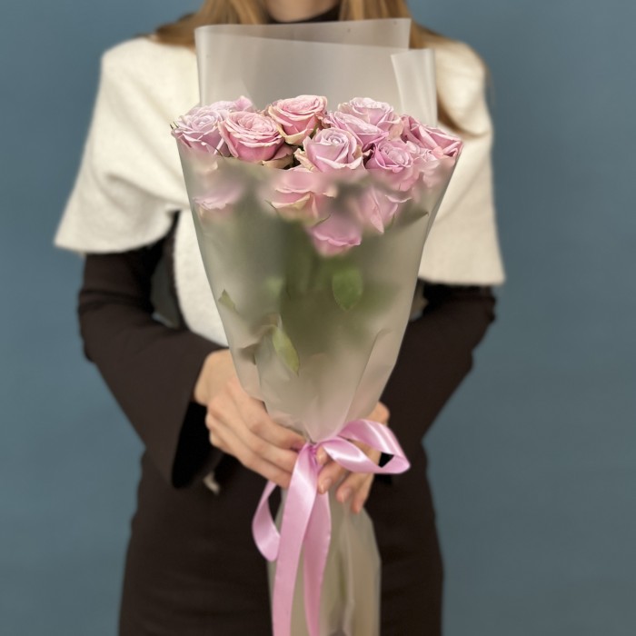 7 сиреневых кустовых роз Лейла 40 см