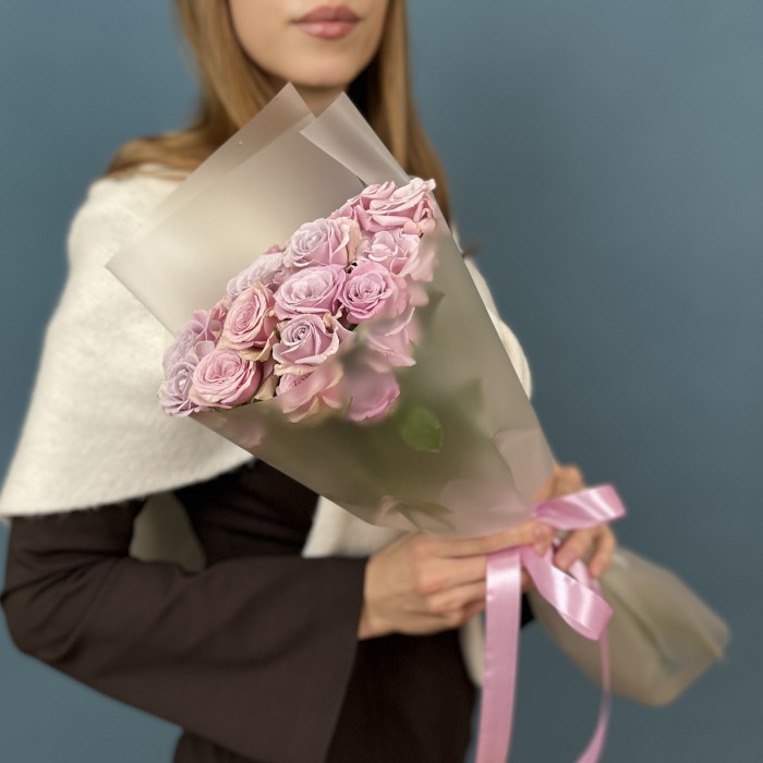 7 сиреневых кустовых роз Лейла 40 см