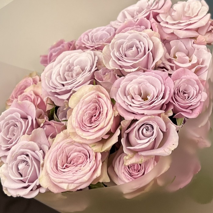 7 сиреневых кустовых роз Лейла 40 см