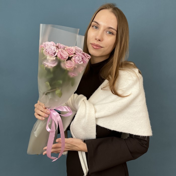 7 сиреневых кустовых роз Лейла 40 см