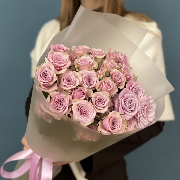 9 сиреневых кустовых роз Лейла 40 см
