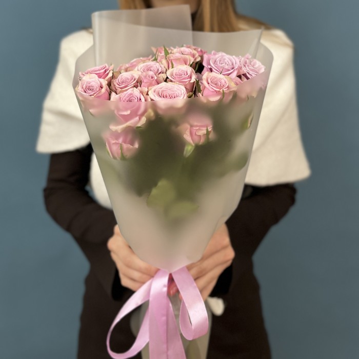 9 сиреневых кустовых роз Лейла 40 см