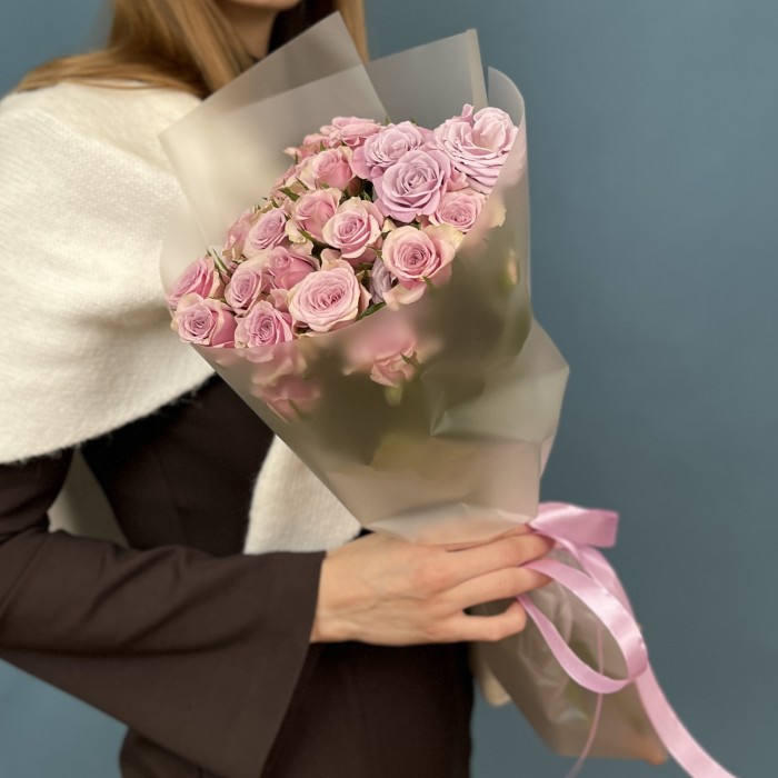 9 сиреневых кустовых роз Лейла 40 см