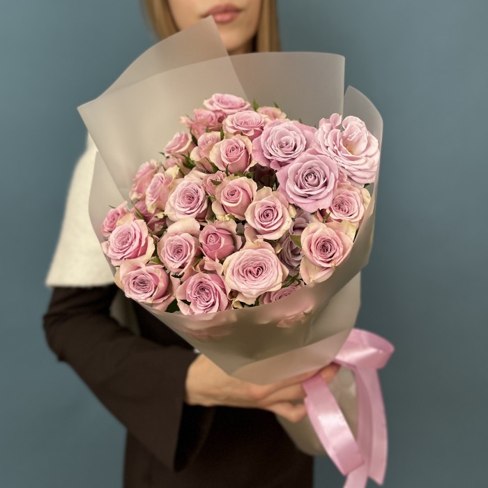 9 сиреневых кустовых роз Лейла 40 см