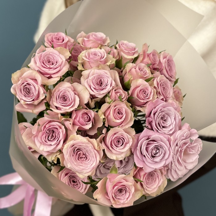 9 сиреневых кустовых роз Лейла 40 см