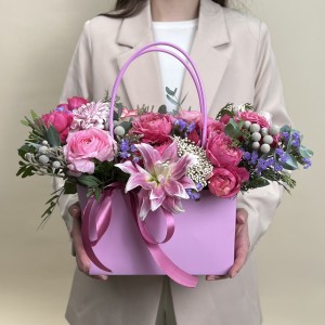 Букет дня  в коробке с розами Яркое настроение