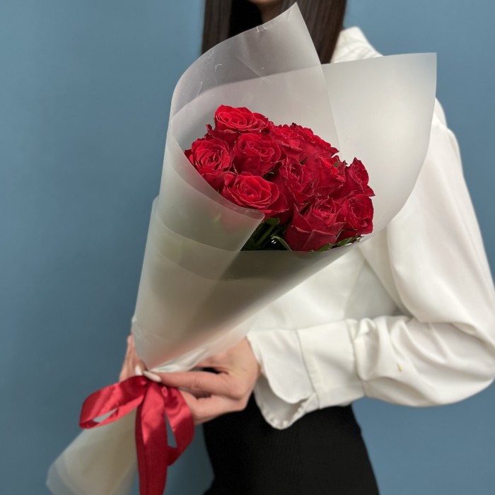 11 красных роз Мадам ред 50 см