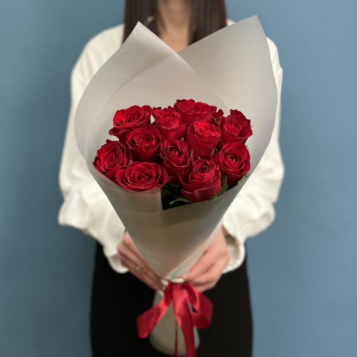 11 красных роз Мадам ред 50 см