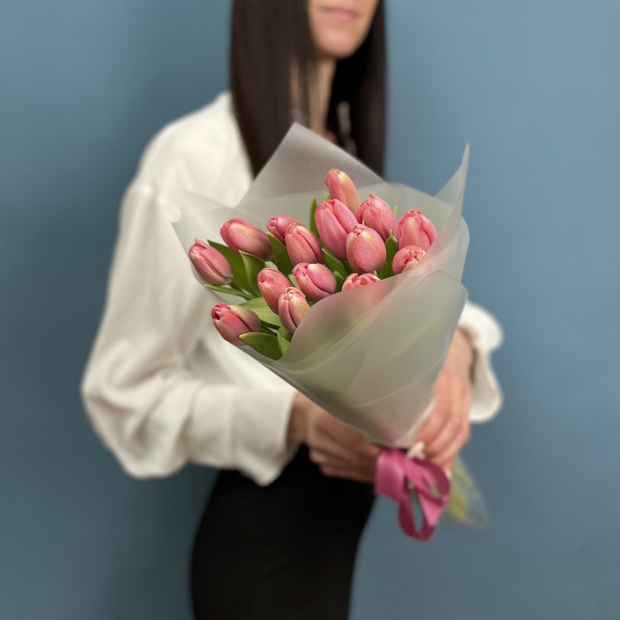 15 коралловых тюльпанов