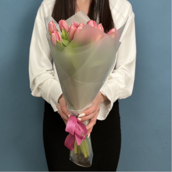 15 коралловых тюльпанов