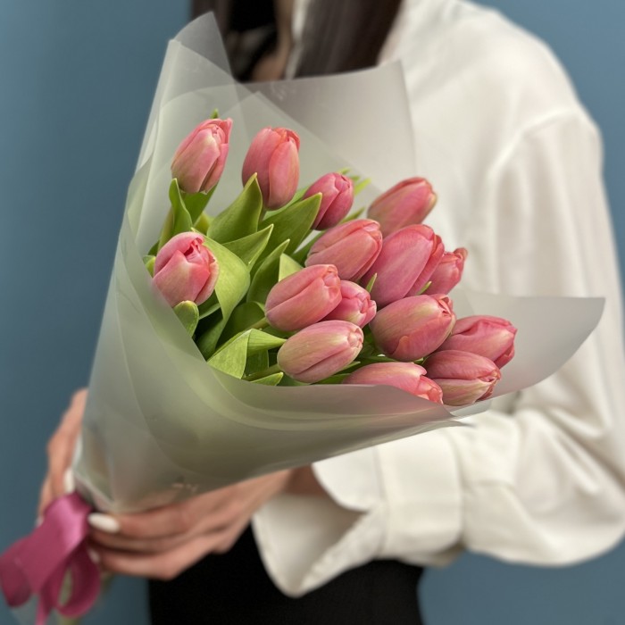 15 коралловых тюльпанов