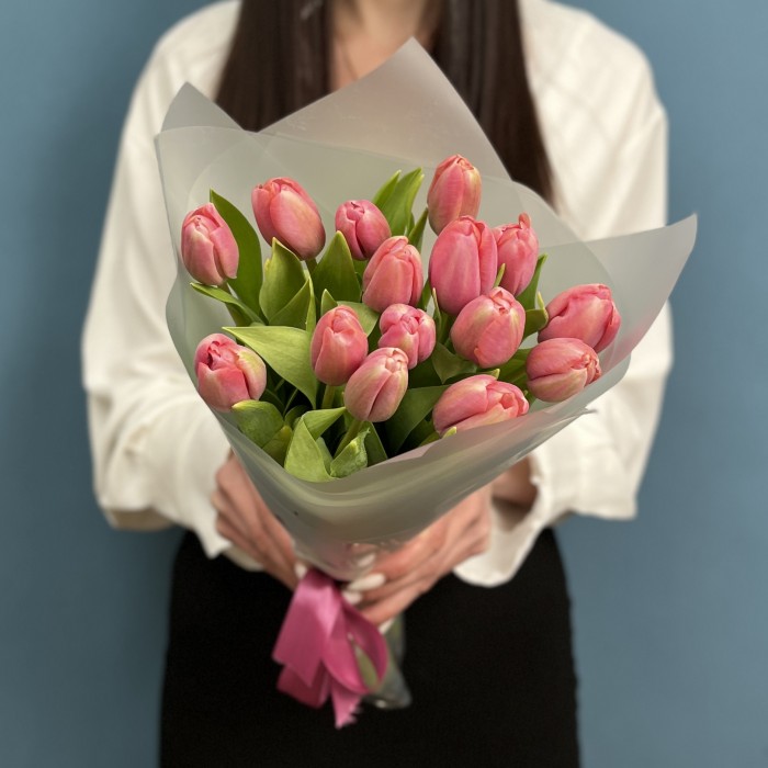 15 коралловых тюльпанов