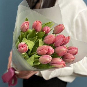 15 коралловых тюльпанов