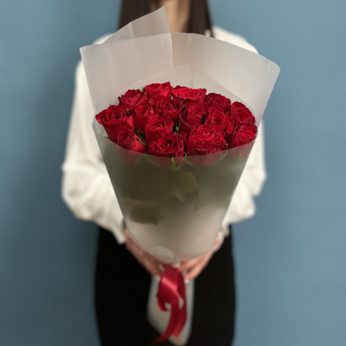15 красных роз Мадам ред 50 см